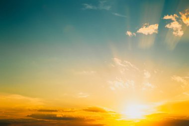 Yazın gün batımında gökyüzünün doğası. çevre ve hava durumu. Klasik renk tonu efekti.