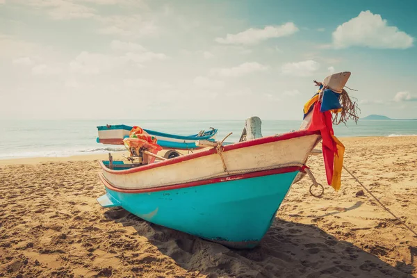 Barco Pesca Vintage Praia Pôr Sol Com Céu Mar Fundo — Fotografia de Stock