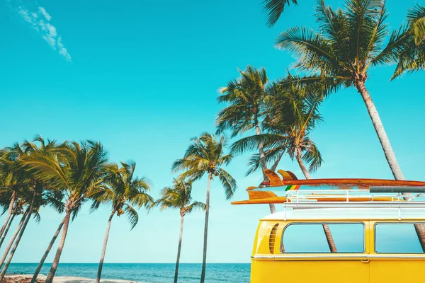 屋根の上にサーフボードとトロピカルビーチ に駐車ヴィンテージ車 夏のレジャー旅行 レトロな色効果 — ストック写真