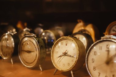 Antika masa saati, koleksiyon parçaları. Retro alarm ve zamanlayıcı saati. Klasik renk tonu.