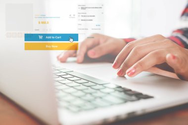 Kadın evde kalıp bilgisayarını online alışveriş için kullanıyor. Çevrimiçi iş pazarlama kavramı. 