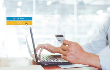 Adam evde kalıp kredi kartıyla online alışveriş yapıyor. Çevrimiçi iş pazarlama kavramı. 