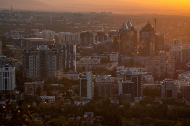Günbatımında Kazakistan 'daki modern şehrin panoramik manzarası, Almaty 