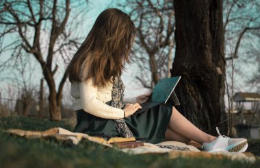 Açık hava, Kadınlar, Eğitim, Kitap, Öğrenci, Öğrenim, Laptop, İnsanlar, Kadınlar, 