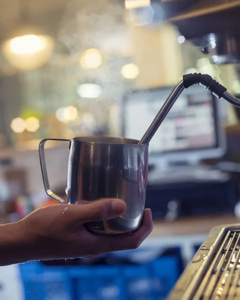 Dampfende Milchkanne Barista Handkaffeemaschine Bereitet Cappuccino Latte Café Restaurant — Stockfoto