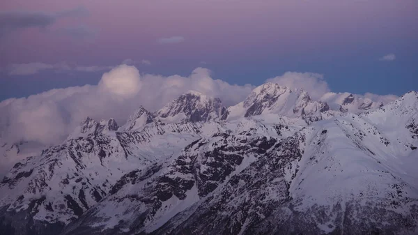 Group Climbers Climbing Snowy Mountain Peaks Dense Fog — Stock Photo, Image