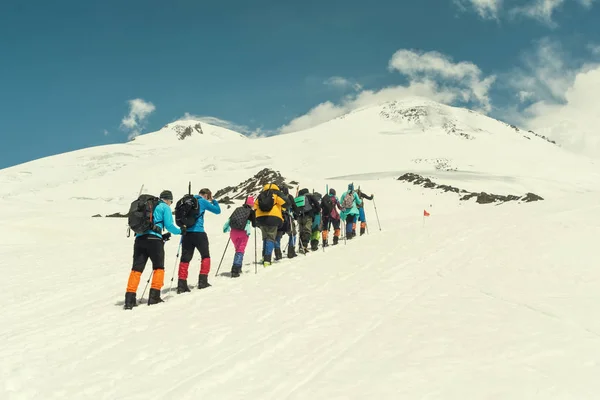 Klättring Elbrus Grupp Klättrare Går Snön Till Toppen — Stockfoto
