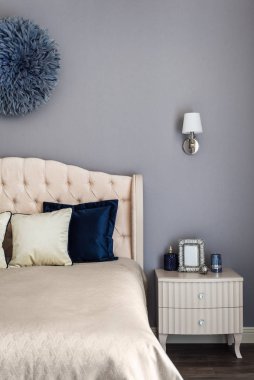 Modern ev yatak odası iç tasarımı, başucu masası, zarif aksesuarlar ve şık ev dekorasyonu.