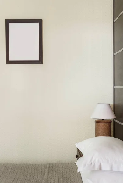 Inredningsdetaljer Hotellrum Med Säng Nattduksbord Bordslampa Och Målning — Stockfoto