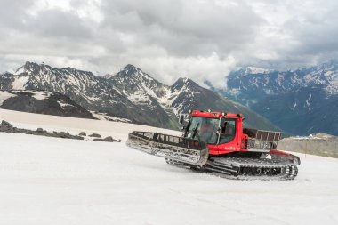 Kafkasya / Rusya - 22 / 06 / 2008 Dağcılık Grubu, Elbrus Dağı 'na tırmanmadan önce dağlarda iklim değiştirme programı. Turistler yüksek karlı dağ zirvelerinin arka planında fotoğraf çekiyorlar.