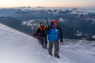 Kafkasya / Rusya - 06 / 08 / 2018 Dağcı Grubu Elbrus Dağı zirvesine tırmanıyor