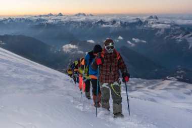 Kafkasya / Rusya - 06 / 08 / 2018 Dağcı Grubu Elbrus Dağı zirvesine tırmanıyor