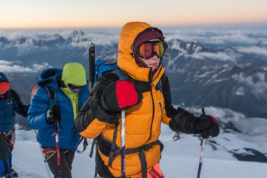 Kafkasya / Rusya - 06 / 08 / 2018 Dağcı Grubu Elbrus Dağı zirvesine tırmanıyor