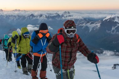 Kafkasya / Rusya - 06 / 08 / 2018 Dağcı Grubu Elbrus Dağı zirvesine tırmanıyor