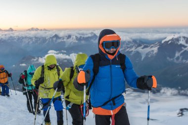 Kafkasya / Rusya - 06 / 08 / 2018 Dağcı Grubu Elbrus Dağı zirvesine tırmanıyor
