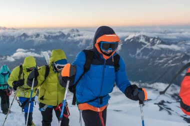 Kafkasya / Rusya - 06 / 08 / 2018 Dağcı Grubu Elbrus Dağı zirvesine tırmanıyor