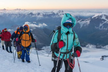 Kafkasya / Rusya - 06 / 08 / 2018 Dağcı Grubu Elbrus Dağı zirvesine tırmanıyor