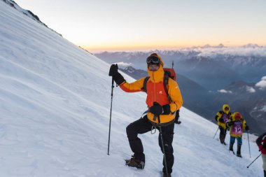 Kafkasya / Rusya - 06 / 08 / 2018 Dağcı Grubu Elbrus Dağı zirvesine tırmanıyor