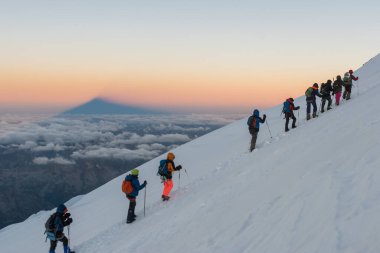 Kafkasya / Rusya - 06 / 08 / 2018 Dağcı Grubu Elbrus Dağı zirvesine tırmanıyor
