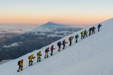 Kafkasya / Rusya - 06 / 08 / 2018 Dağcı Grubu Elbrus Dağı zirvesine tırmanıyor