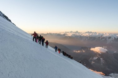 Kafkasya / Rusya - 06 / 08 / 2018 Dağcı Grubu Elbrus Dağı zirvesine tırmanıyor