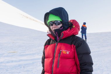 Kafkasya / Rusya - 06 / 08 / 2018 Dağcı Grubu Elbrus Dağı zirvesine tırmanıyor