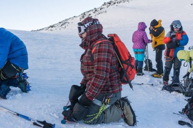 Kafkasya / Rusya - 06 / 08 / 2018 Dağcı Grubu Elbrus Dağı zirvesine tırmanıyor
