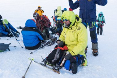 Kafkasya / Rusya - 06 / 08 / 2018 Dağcı Grubu Elbrus Dağı zirvesine tırmanıyor
