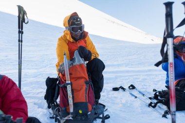 Kafkasya / Rusya - 06 / 08 / 2018 Dağcı Grubu Elbrus Dağı zirvesine tırmanıyor