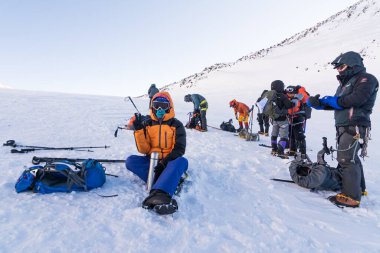 Kafkasya / Rusya - 06 / 08 / 2018 Dağcı Grubu Elbrus Dağı zirvesine tırmanıyor