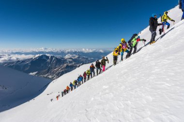Kafkasya / Rusya - 06 / 08 / 2018 Dağcı Grubu Elbrus Dağı zirvesine tırmanıyor