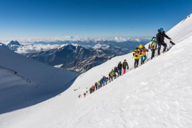 Kafkasya / Rusya - 06 / 08 / 2018 Dağcı Grubu Elbrus Dağı zirvesine tırmanıyor