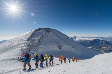 Kafkasya / Rusya - 06 / 08 / 2018 Dağcı Grubu Elbrus Dağı zirvesine tırmanıyor
