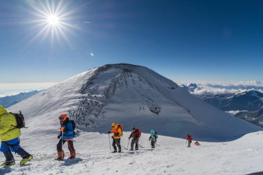 Kafkasya / Rusya - 06 / 08 / 2018 Dağcı Grubu Elbrus Dağı zirvesine tırmanıyor