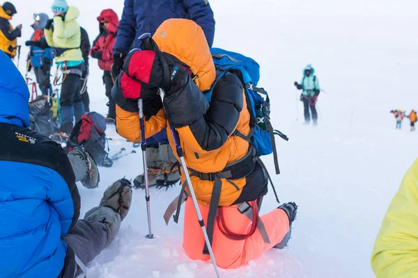 Cáucaso Rusia 2018 Grupo Escaladores Escalando Pico Montaña Elbrus — Foto de Stock