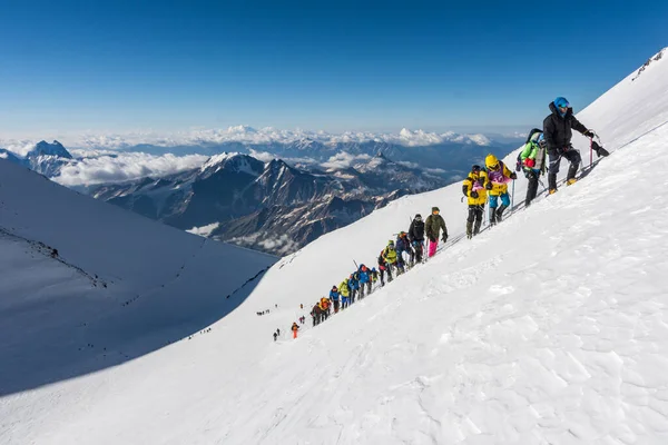 Cáucaso Rusia 2018 Grupo Escaladores Escalando Pico Montaña Elbrus — Foto de Stock