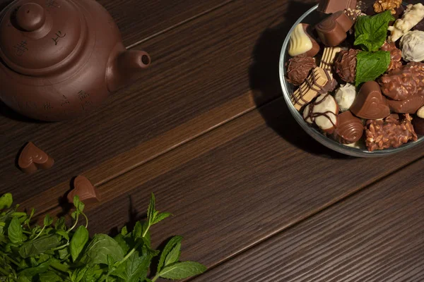 Brown Clay Teapot Mint Chocolate Candies Cinnamon Brown Wooden Background — 스톡 사진