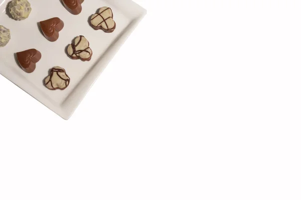 Különböző Típusú Csokoládé Édességek Rendezett Egy Tányéron Fehér Alapon — Stock Fotó