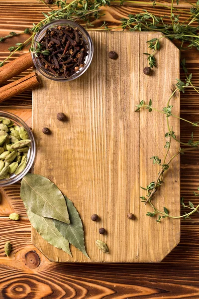 Houten Plaquette Met Specerijen Tafel Recepten Koken Thuis Koken Kopieerruimte — Stockfoto