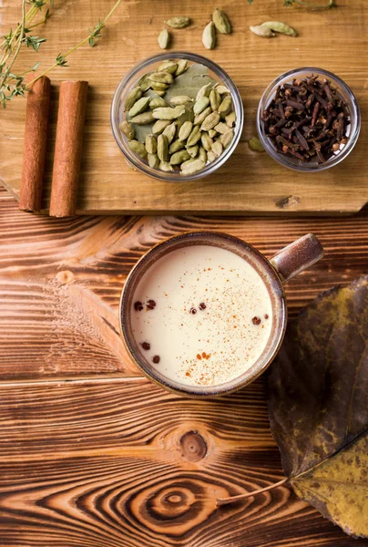 Чай Masala Корицею Гвоздикою Куплю Індійський Чай Спеціями Чай Масала — стокове фото