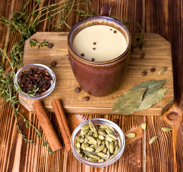 Masala Thee Met Specerijen Een Houten Tafel Indiaas Voedsel Herfst — Stockfoto