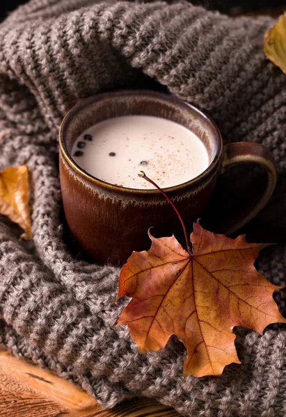Чай Масала Шарфе Деревянном Столе Осень Осенняя Листва — стоковое фото