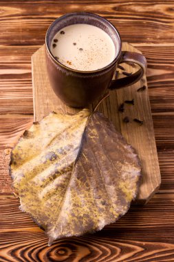  Sonbahar. Tahta üzerinde Masala çayı. Sütlü çay. Baharatlı çay. Sonbahar kahvaltısı