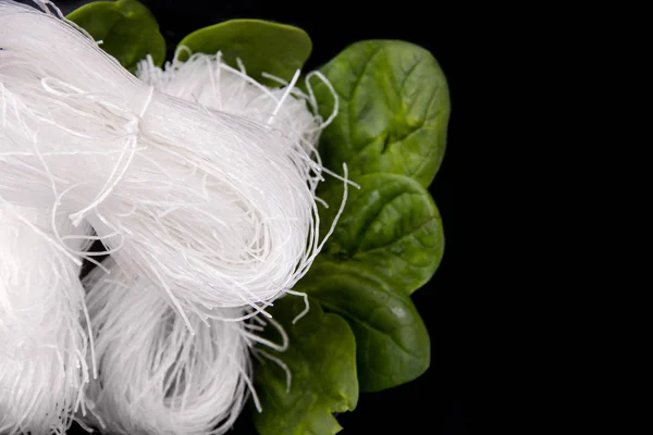 Cibo Asiatico Tagliatelle Piatto Nero Con Erbe Spazio Funcheza Copy — Foto Stock