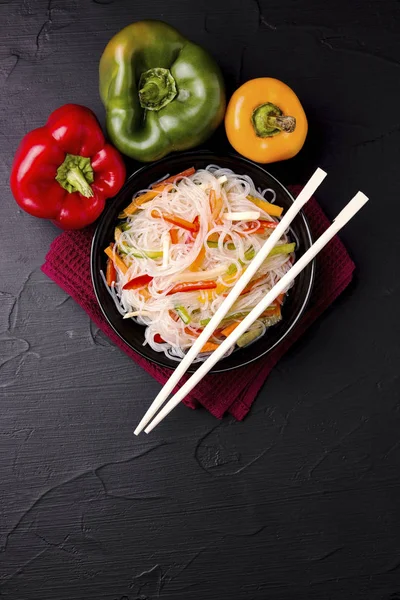 Fideos Funceza Con Pimienta Una Vista Superior Fondo Negro Copiar — Foto de Stock