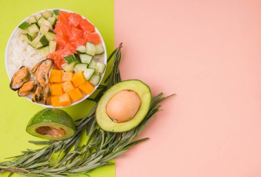 Pirinç, somon, ton balığı, avokado, midye, salatalık ve peynirli salata. Hawaii mutfağı. Japon yemeği. Doğranmış Salata.