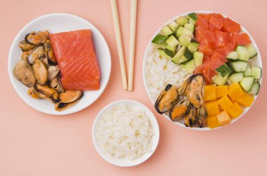 Pirinç, somon, ton balığı, avokado, midye, salatalık ve peynirli salata. Hawaii mutfağı. Japon yemeği. Doğranmış Salata.