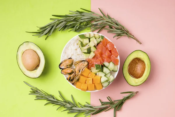 Pirinç, somon, ton balığı, avokado, midye, salatalık ve peynirli salata. Hawaii mutfağı. Japon yemeği. Doğranmış Salata.