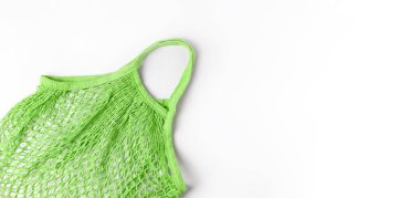 Beyaz arka planda yeşil ip torbası. Ekolojik poster. Çevre koruma. Boşluğu kopyala