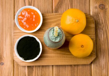 Kayısı reçeli, yoğurt ve chia çekirdekli bir şişede hazır. Tahta masa. Süper Yiyecekler